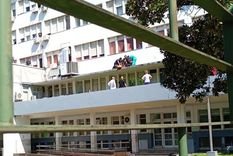 Conmoción en el Hospital Churruca: una paciente se arrojó al vacío y fue asistida de urgencia. Conmoción en el Hospital Churruca: una paciente se arrojó al vacío y fue asistida de urgencia.