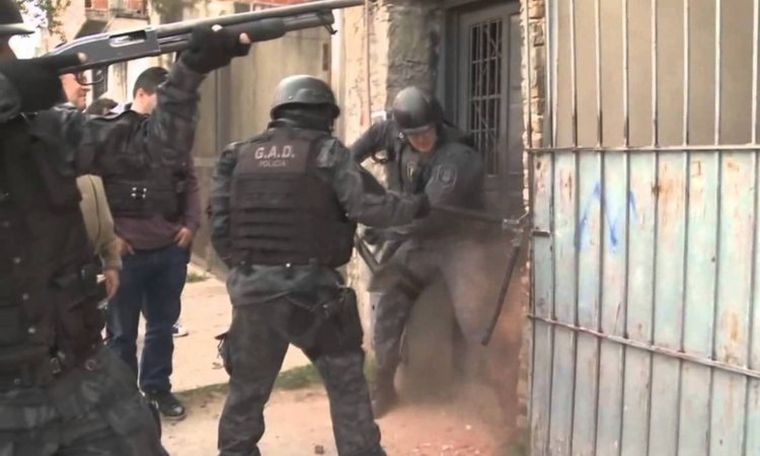 Policía Tras varios días de investigación, los agentes consiguieron las órdenes de allanamiento. Imagen ilustrativa.