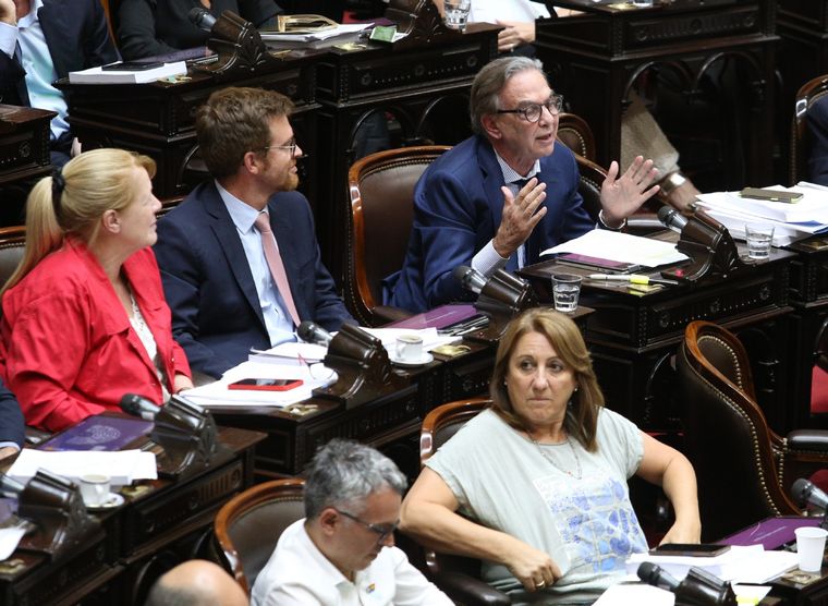 La nueva jugada del radicalismo y el espacio de Pichetto para bloquear el DNU de aumento a la SIDE Foto: Noticias Argentinas