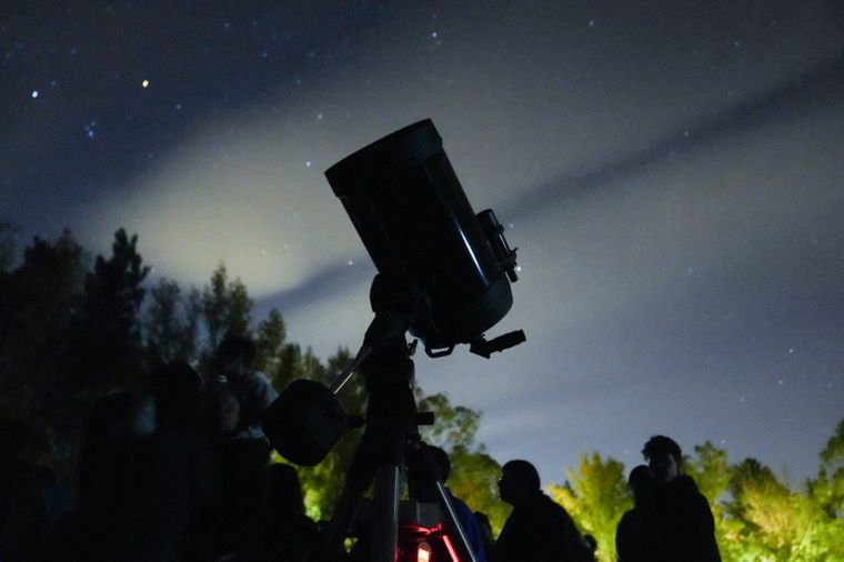 El recorrido culmina en la cima del Cerro Llorón, con una charla sobre astronomía y vistas privilegiadas de la Ciudad. El recorrido culmina en la cima del Cerro Llorón, con una charla sobre astronomía y vistas privilegiadas de la Ciudad.