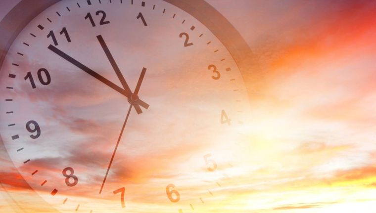 El significado detrás de la hora espejo 09:09 para la numerología (Shutterstock).
