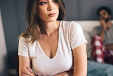 pareja cama Es necesario comprobar que el condón no esté vencido para que no se rompa. Foto: Antena 3 (antena3.com)