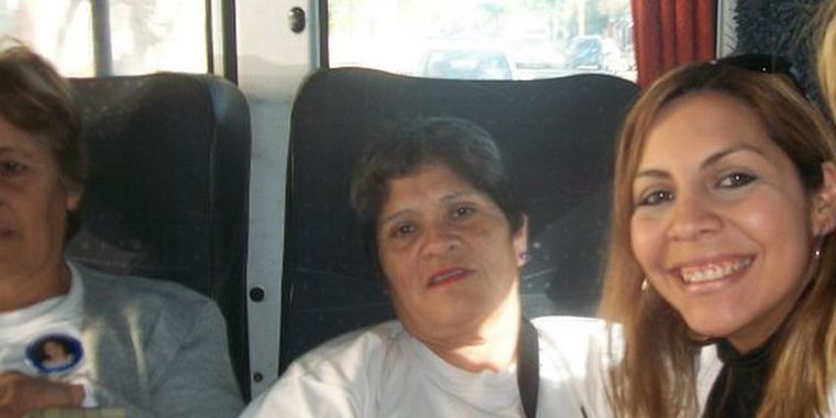 Díaz (derecha), junto a un grupo de Madres del Dolor de San Luis.