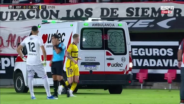 La ambulancia trasladando a Altamirano. Foto: Publicada por Sportcenter
