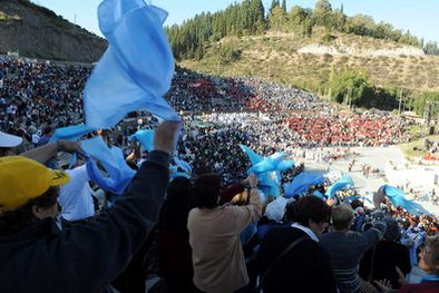 MDZol | Los peregrinos se reunieron en el teatro griego. Foto: MDZ