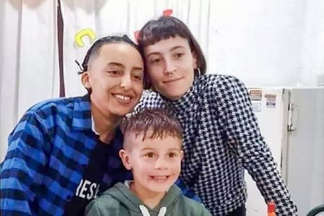 Lucio Dupuy junto a su madre y la pareja de ella Foto: NA