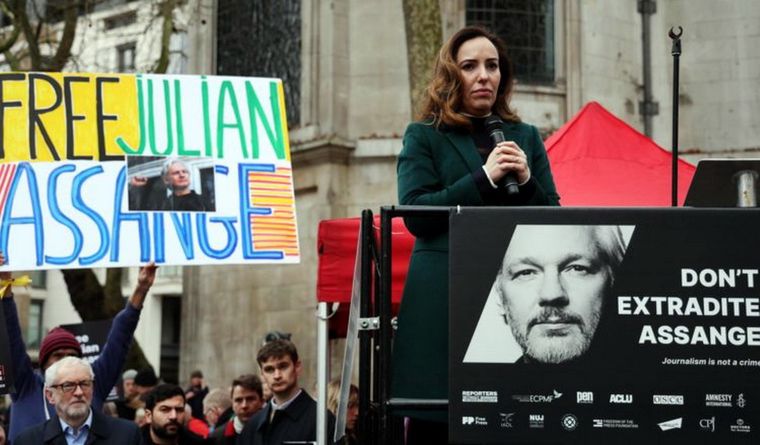 Stella Moris Assange, abogada y esposa de Julian Assange, brega por él. Foto: Efe.