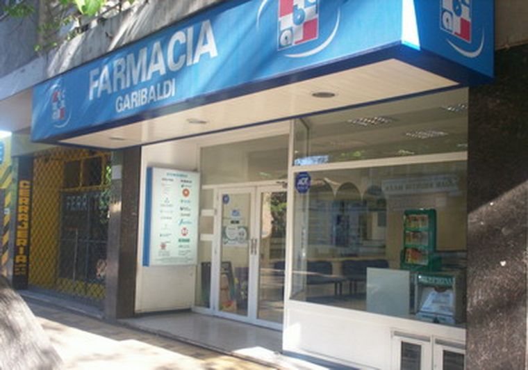 La farmacia está ubicada en calle Garibaldi 221, de Capital, a dos cuadras de la comisaría Tercera. Foto: MDZ