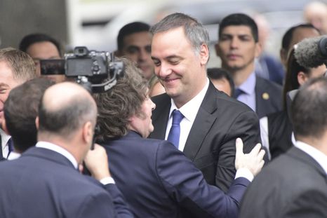 el fuerte abrazo de javier milei a manuel adorni, en otra senal de respaldo en medio del escandalo el fuerte abrazo de javier milei a manuel adorni, en otra senal de respaldo en medio del escandalo