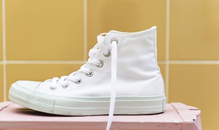 Elimina las manchas de las zapatillas. Foto: Shutterstock