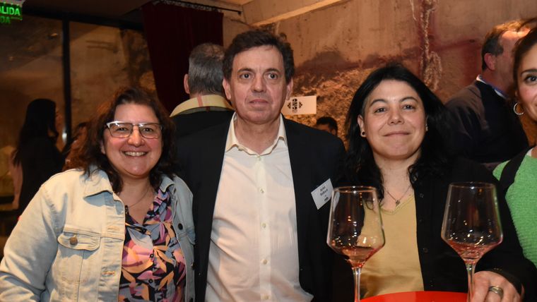 Las chicas de la productora El Generador, responsables de +Vino, se encontraron con Ariel Robert.