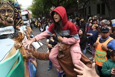 Una nena se acerca al carro de una de la reinas. Foto: Marcos Garcia/MDZ Una nena se acerca al carro de una de la reinas. Foto: Marcos Garcia/MDZ