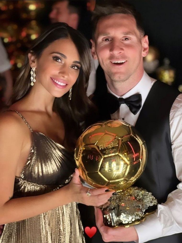Leo y Antonela con el Balón de Oro Foto: Instagram @jessicaaidi