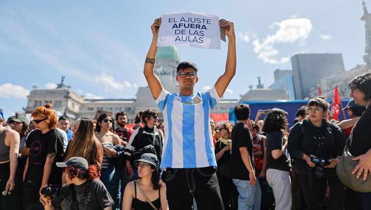 El gobierno resolvió suspender la aplicación inmediata de ambas leyes debido al impacto fiscal en las cuentas públicas.