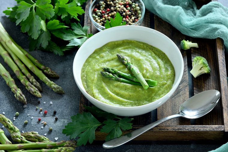 La mejor receta de sopa crema de espárragos: ideal para soprender con su sabor.