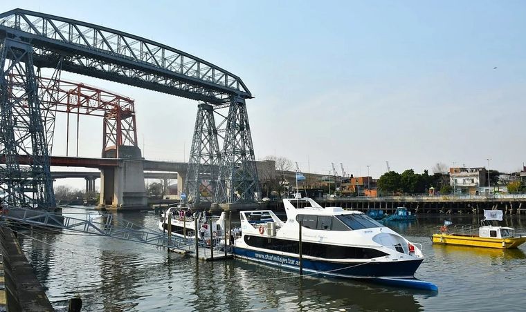 Los catamaranes navegando por el Riachuelo en la altura en la zona de Puerto Madero. Foto: NA