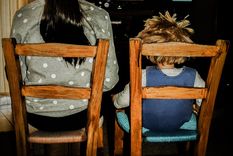 La niña estaba mirando la tele y de pronto se animó a hablar, para sorpresa de su mamá y su abuela Foto: Pixabay