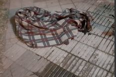 Una manta: quizá una de las pocas pertenencias que tiene el ser humano que ahora agoniza en el hospital