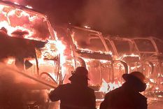impactante incendio de decenas de colectivos en la base de flecha bus