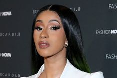 Cardi B causó sensación en Nueva York con un llamativo look.