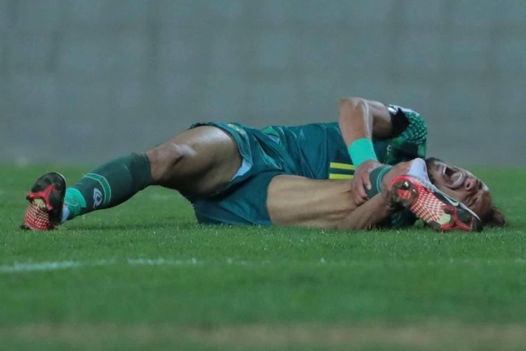 Ahmed Jalal grita del dolor tras la fractura. Foto: Twitter