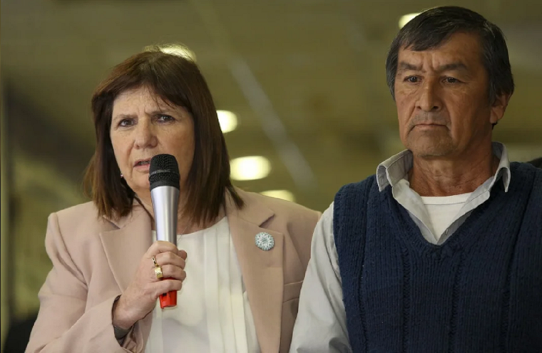 Patricia Bullrich, con el papá de Loan Foto: NA