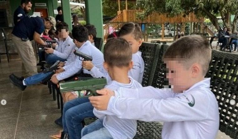 niños y armas Una de las imágenes del polémico curso. Foto: Twitter @ThiagoResiste