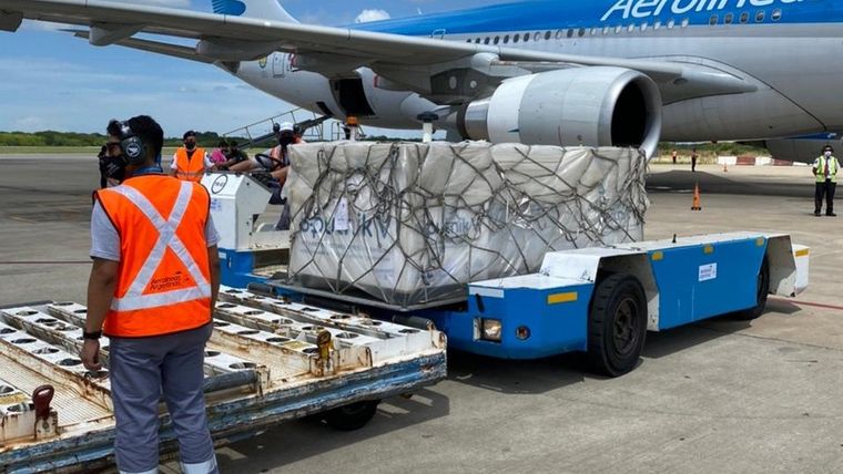 El cuarto vuelo con vacunas Sputnik estará esta tarde en Ezeiza
