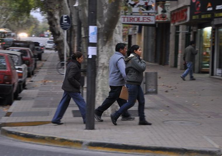 Los mendocinos debieron abrigarse hoy por el cambio de temperatura. Foto: Alf Ponce / MDZ