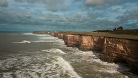 El pueblo de Chapadmalal combina acantilados, mar abierto y una costa sin saturación. El pueblo de Chapadmalal combina acantilados, mar abierto y una costa sin saturación.