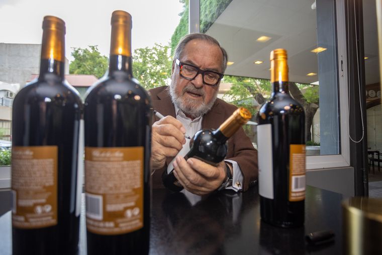 Michel Rolland dedicó botellas de sus vinos a los invitados. Michel Rolland dedicó botellas de sus vinos a los invitados.
