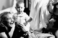 Sean Penn junto a su hija Dylan Penn cuando era una bebé y con Robin Wright, esposa en aquel entonces y madre de la niña.