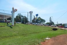 Largas colas de vehículos de países vecinos cargan combustible en las ciudades misioneras a un tercio de su valor en los países vecinos.