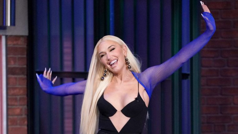 Foto: https://flipboard.com/@boujemaak/freedom-world-magazine-international-paris-olb21c6cz/gwen-stefani-channeled-the-80s-with-a-fringe-jumpsuit-and-mesh-bolero/a-DO_7Q_0DRdS2lIsBcSa1MA%3Aa%3A2887249264-ca3b69e02d%2Finstyle.com
