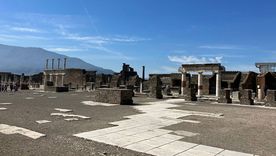 El investigador estudia el uso de la luz natural en la arquitectura antigua. El investigador estudia el uso de la luz natural en la arquitectura antigua.