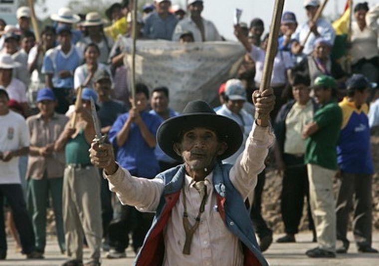 Los enfrentamientos en Bolivia entre el gobierno y grupos de manifestantes derivó en la muerte de decenas de campesinos. Foto: EFE