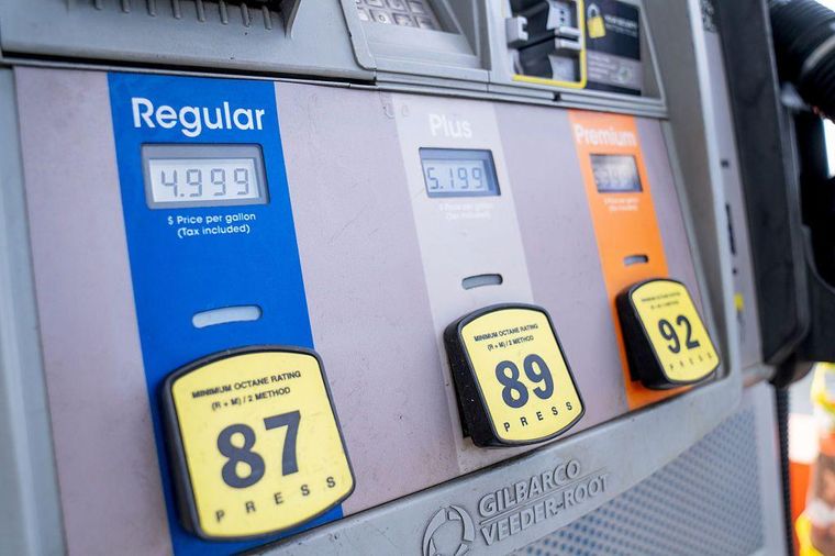 En el oeste de EE.UU. las gasolineras llegaron a cobrar hasta casi US$5 el galón de gasolina regular este lunes.