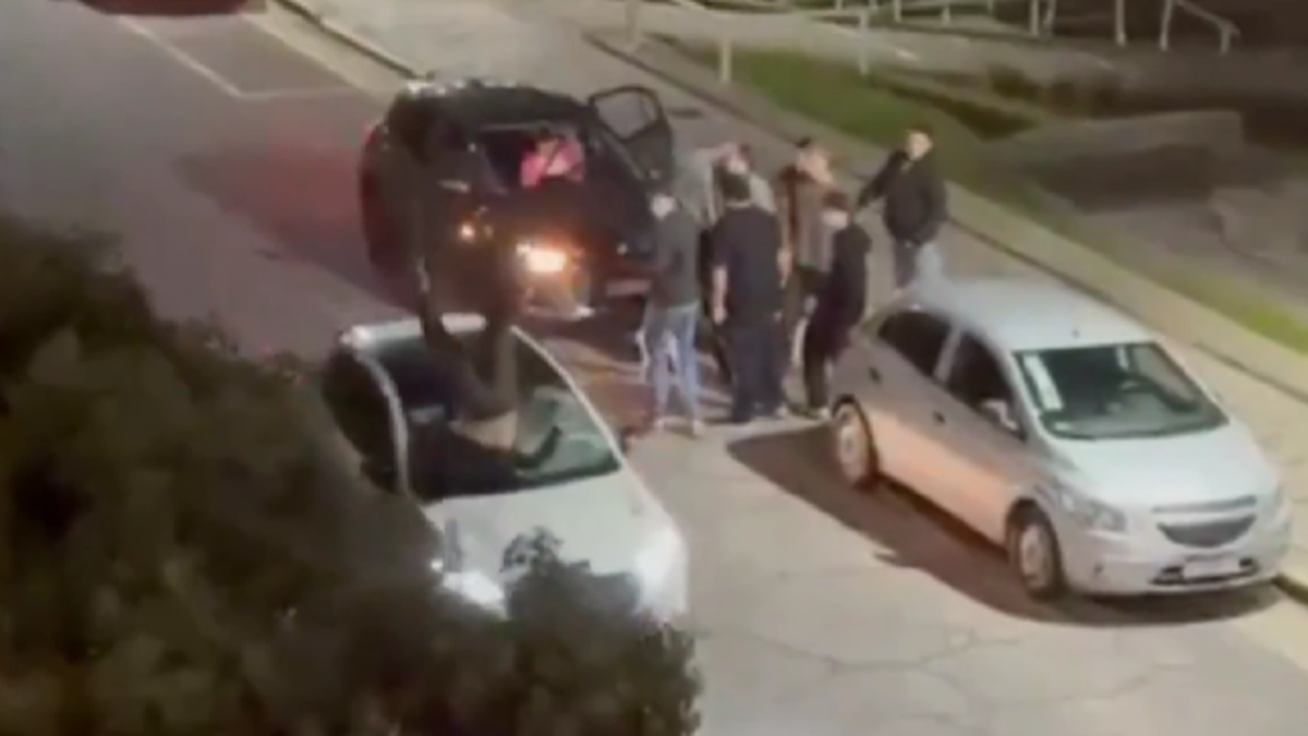 Violenta pelea en Mar del Plata: lo empujaron a la calle y t