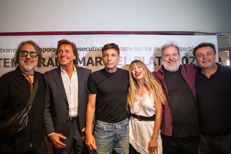 Esteban Prol, Gustavo Bermúdez, Martín Bossi, Laurita Fernández, Guillermo Arengo y Marco Carnevale en la presentación de la temporada teatral de Mar del Plata 2026.