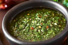 El chimichurri es una mezcla de perejil finamente picado, orégano, chile molido y ajo mezclado con vinagre y aceite vegetal. Foto: PANTHER MEDIA GMBH/ALAMY