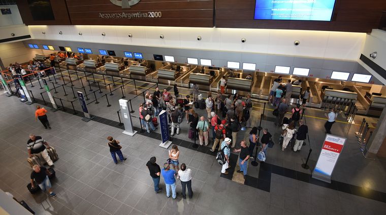 Los viajeros quedarán exentos del impuesto del 30% si pagan en efectivo o con débito de una caja de ahorro en dólares. Foto: ALF PONCE / MDZ