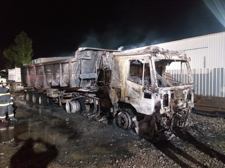 El camión incendiado.