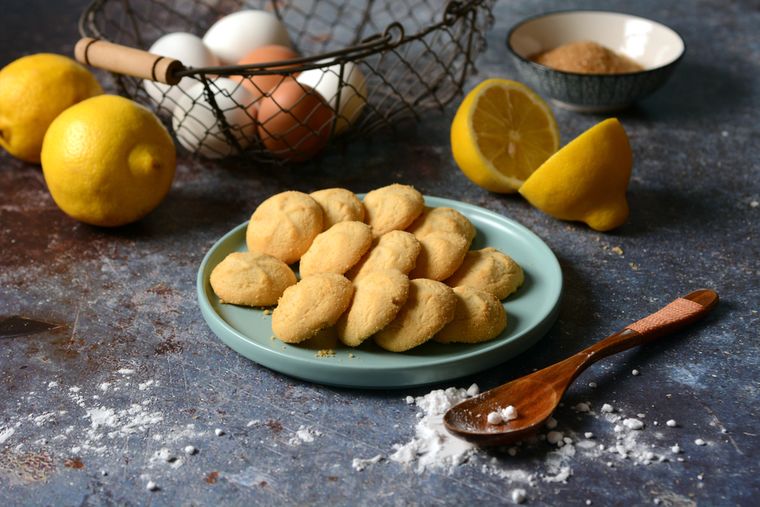 La receta de galletas de limón puede prepararse con ralladura, jugo o ambos para intensificar el sabor. La receta de galletas de limón puede prepararse con ralladura, jugo o ambos para intensificar el sabor.