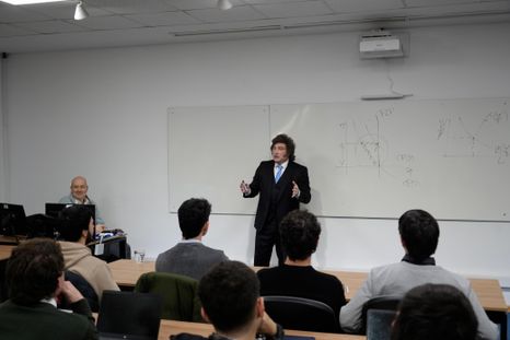 sin manuel adorni, javier milei brinda una clase de economia en una importante universidad privada sin manuel adorni, javier milei brinda una clase de economia en una importante universidad privada