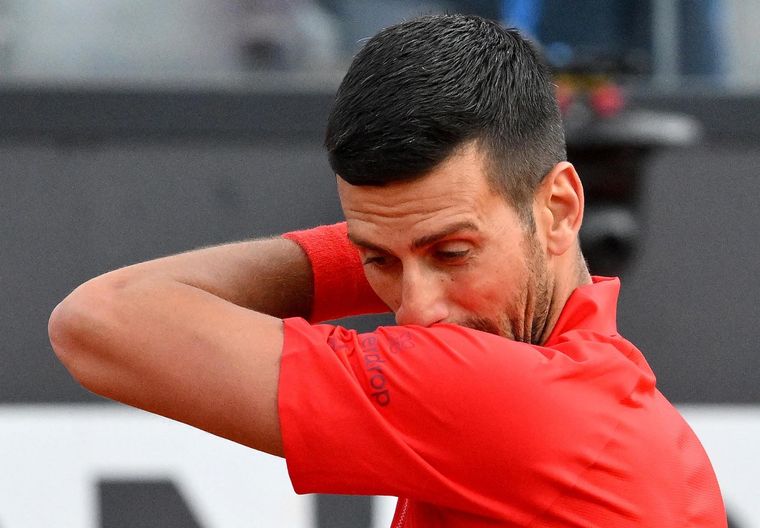 Djokovic sufrió la caída de una botella en la cabeza. Foto: EFE