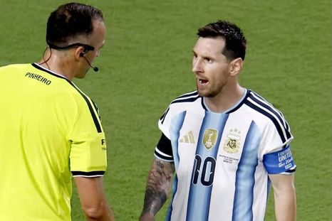 Lionel Messi y el árbitro Joao Pinheiro en Argentina-Suiza. Lionel Messi y el árbitro Joao Pinheiro en Argentina-Suiza.