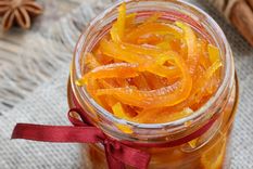 Cascaritas de naranja confitadas