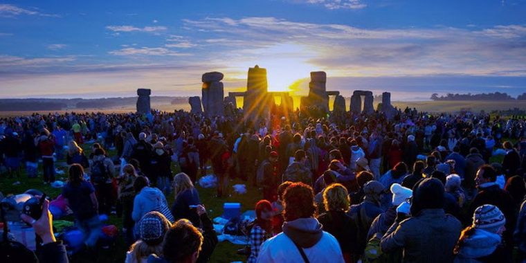 Celebrando el solsticio de verano en Stonehenge.