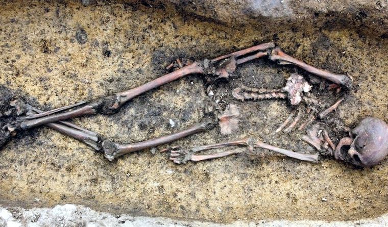 Cuerpo desenterrado en Asum. Foto: Dpa.