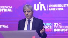 El ministro de Economía Luis Caputo defendió a capa y espada la flotación entre bandas y cuestionó a quienes piden libre flotación para el dólar.